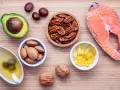 En laxfilé, avokado, nötter, mandlar, oliver i olja och kapslar där e vitamin finns i.