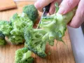 Färska broccolibuketter på en skärbräda, redo att tillagas för att bevara alla nyttiga vitaminer.