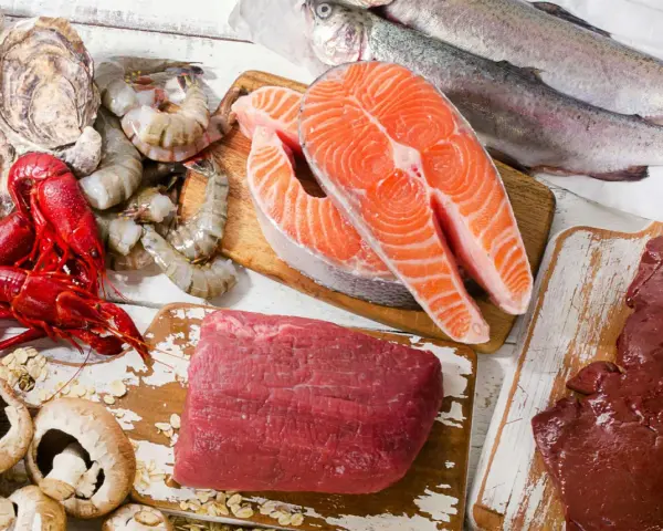 En buffé av godsaker: ostron, räkor, kräftor, laxfilé, hel fisk, kött och lever. Perfekt för en B12-rik måltid!